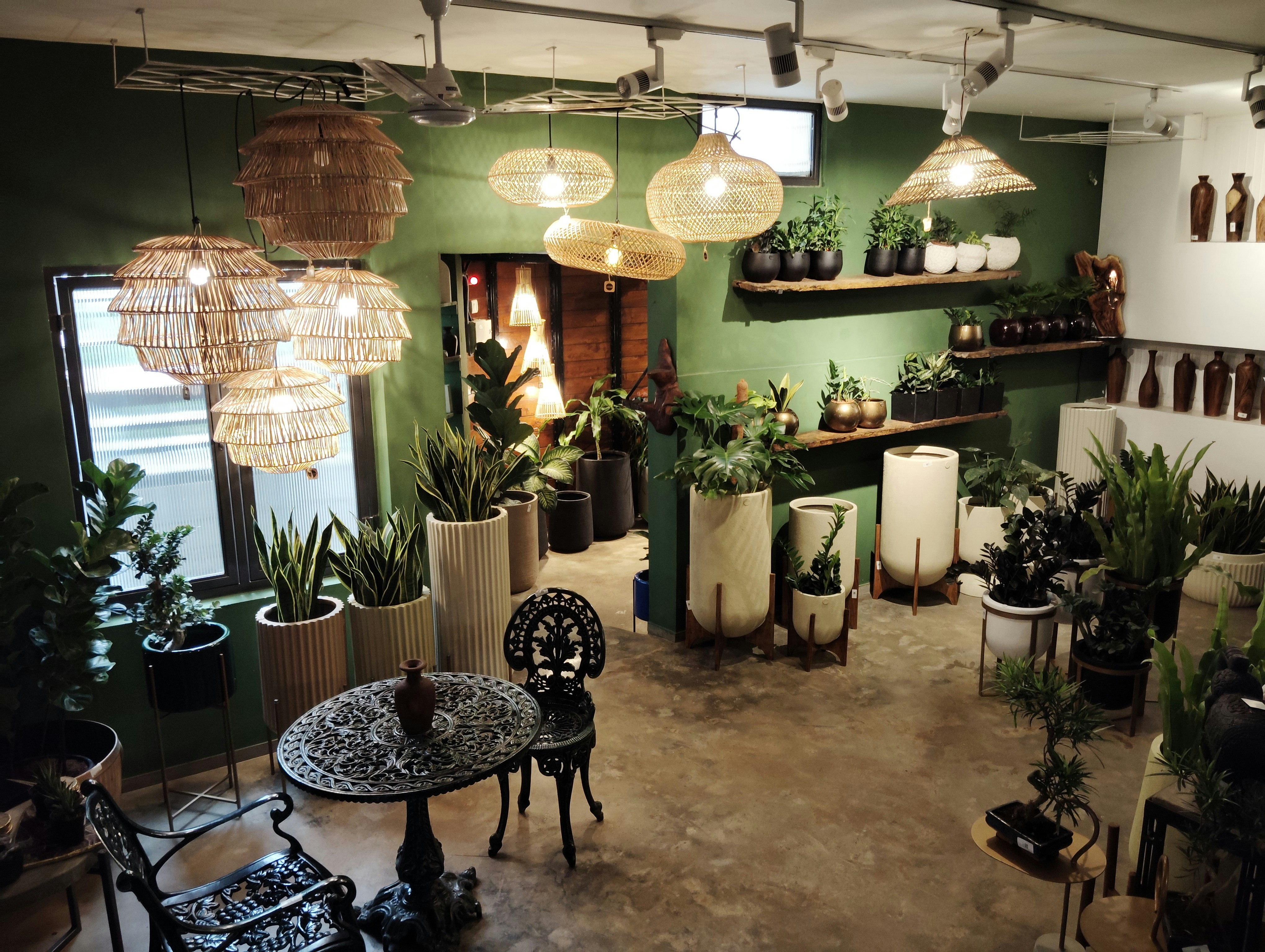 gray computer monitor