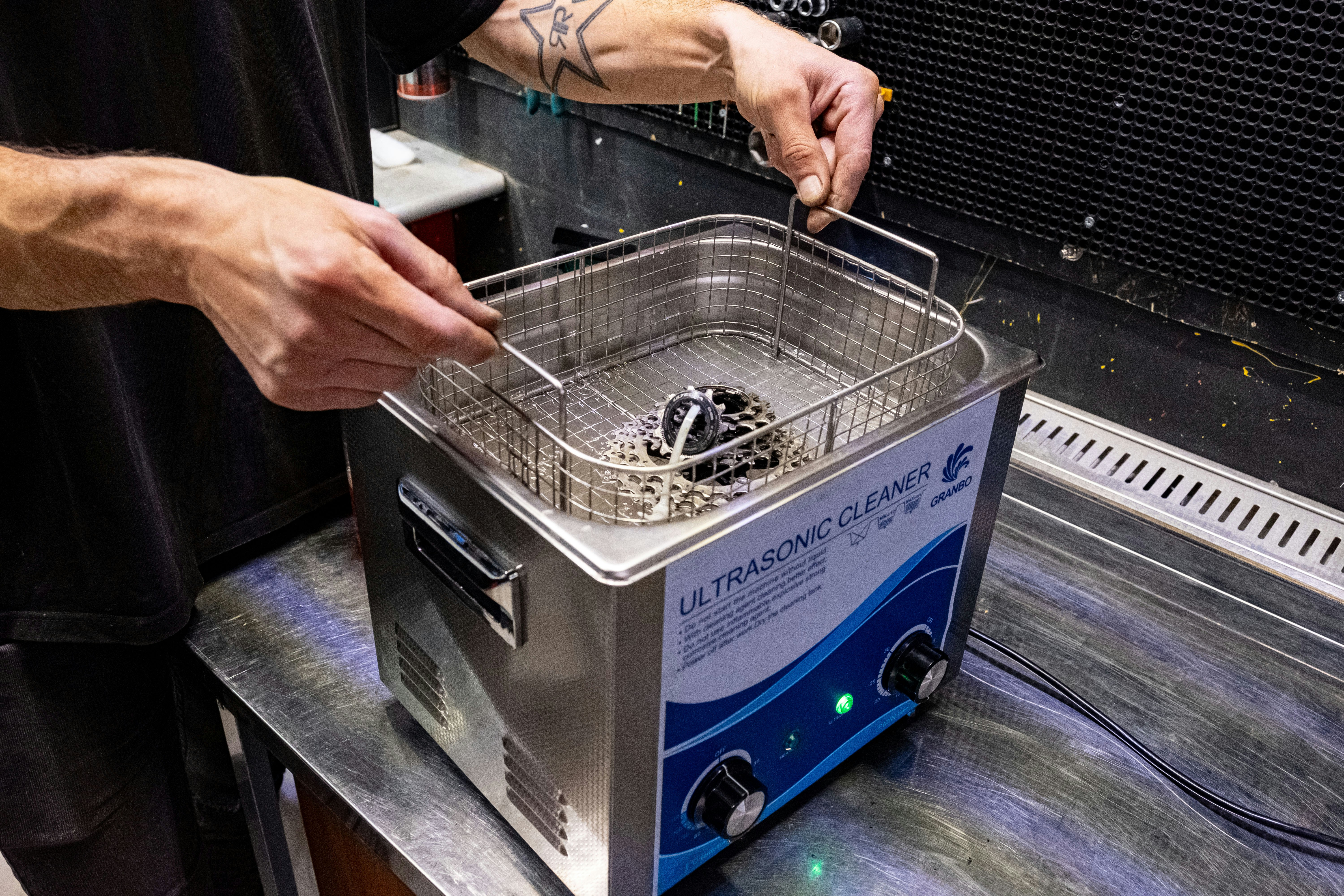cleaning a bicycle transmission in an ultrasonic bath
