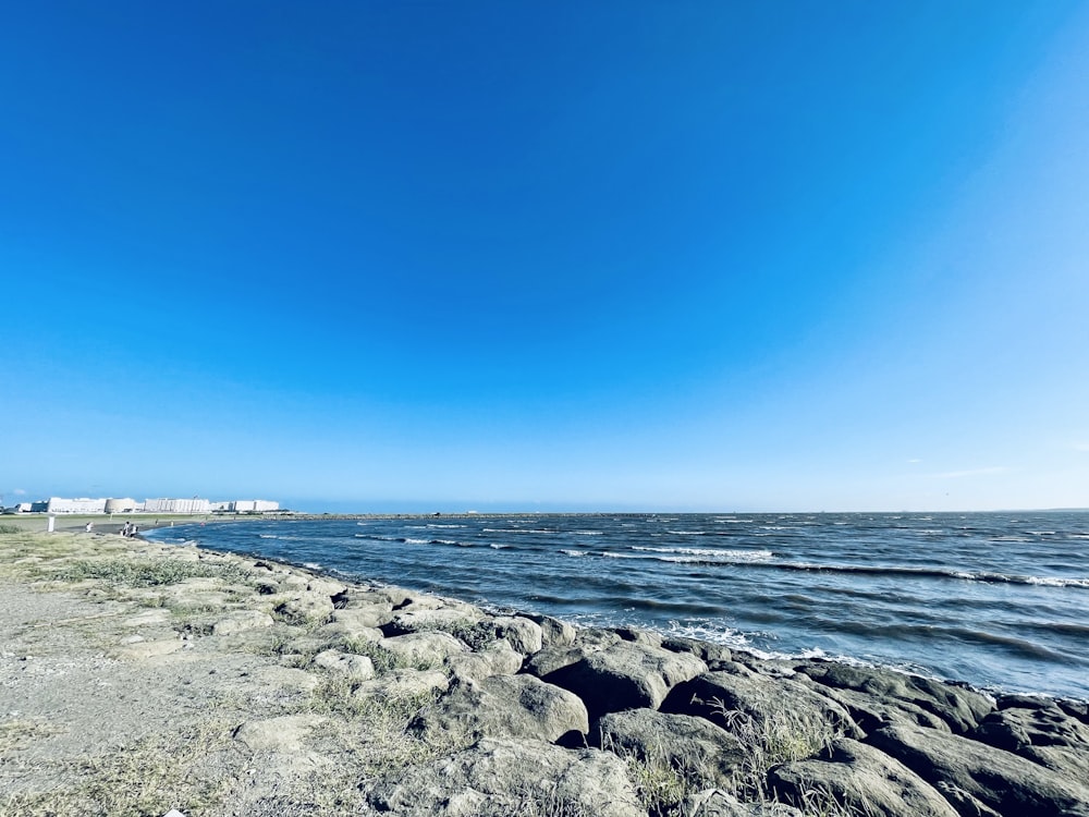 uma vista de um corpo de água de uma praia