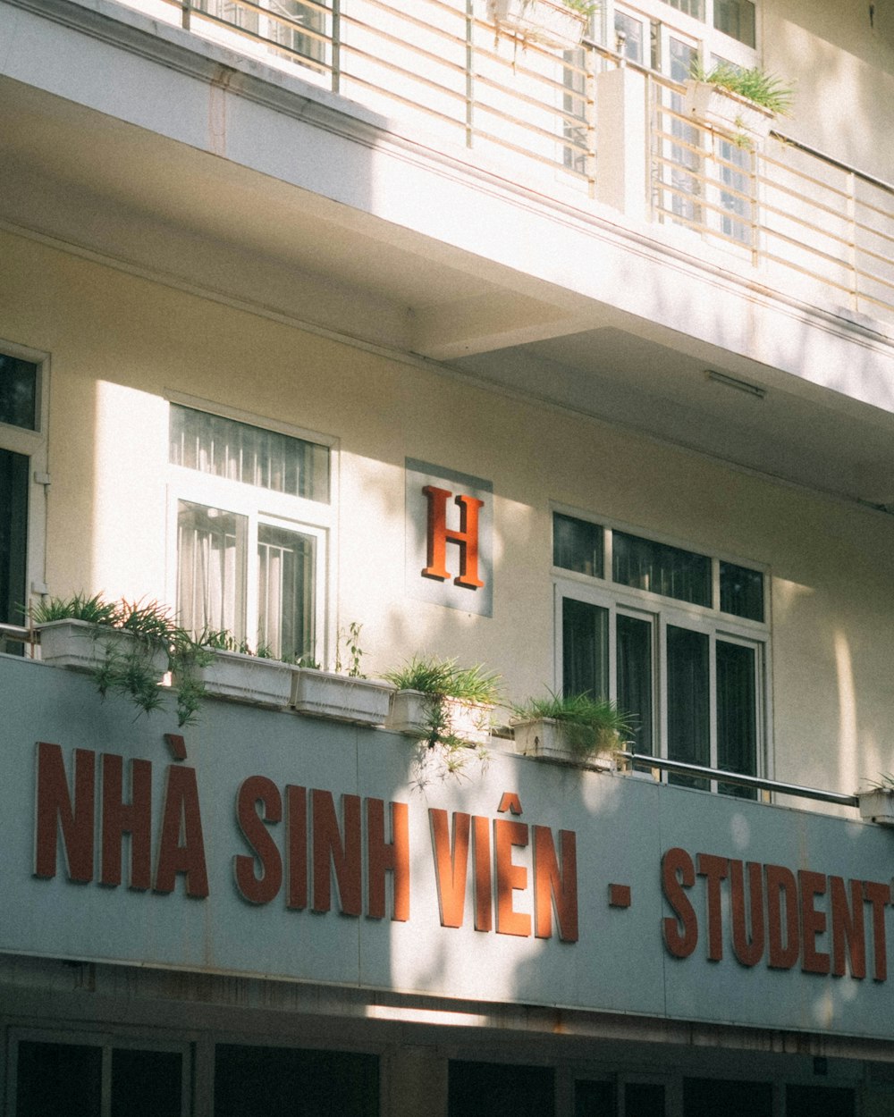 Ein Gebäude mit einem Schild mit der Aufschrift Niha Sinnwein - Studentin
