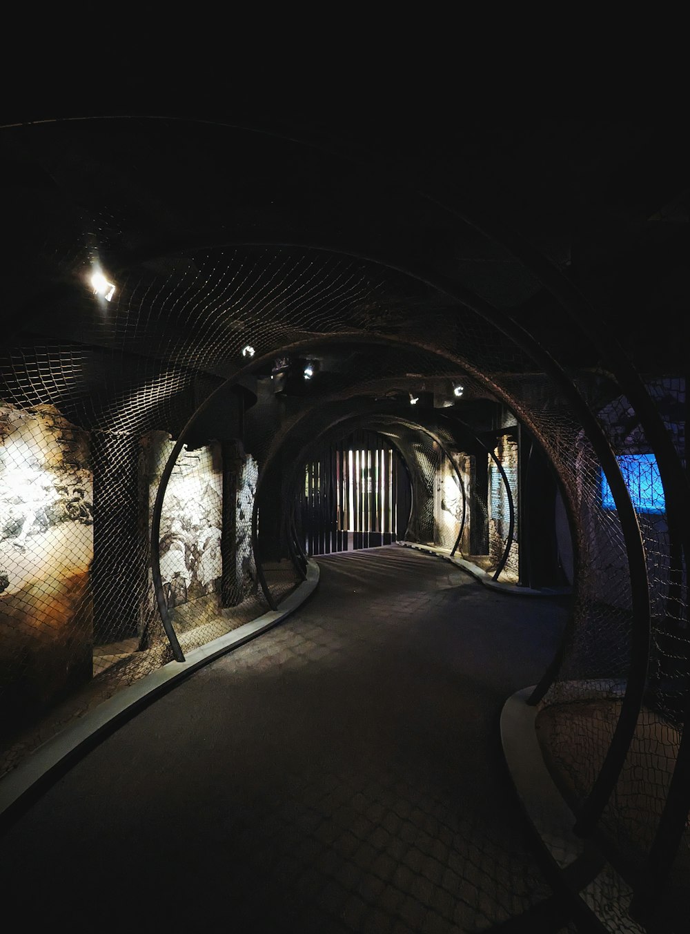 Un tunnel scarsamente illuminato nel mezzo di un edificio
