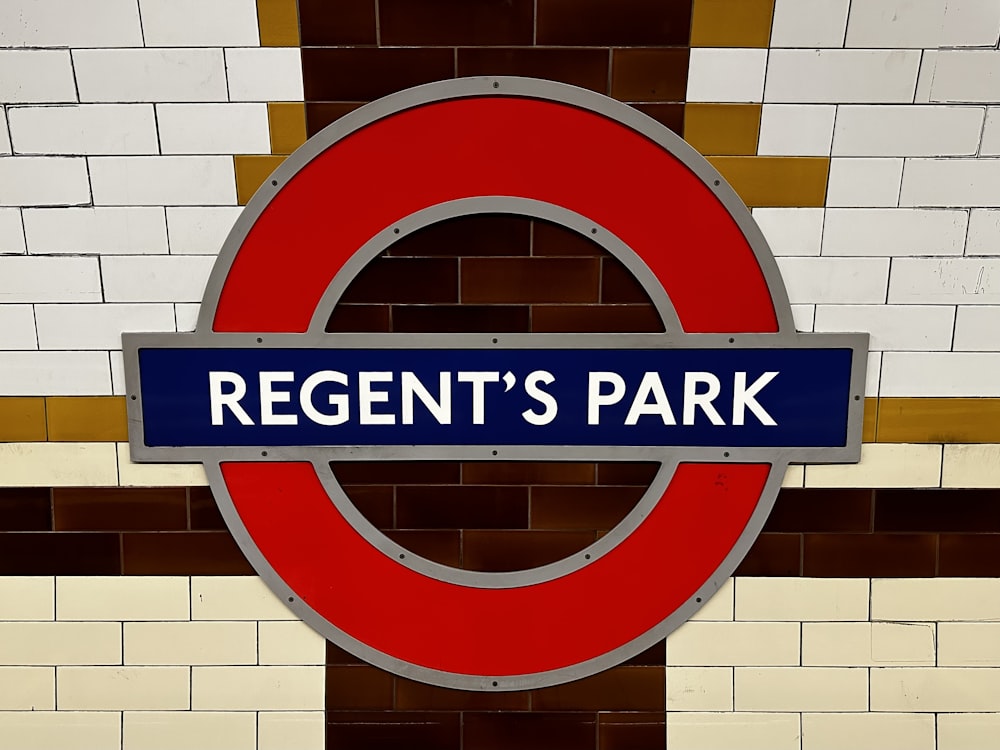 Un cartello rosso e blu che recita Regent's Park