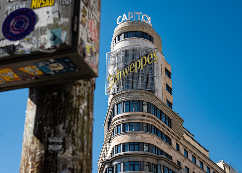 un edificio molto alto con un sacco di adesivi su di esso