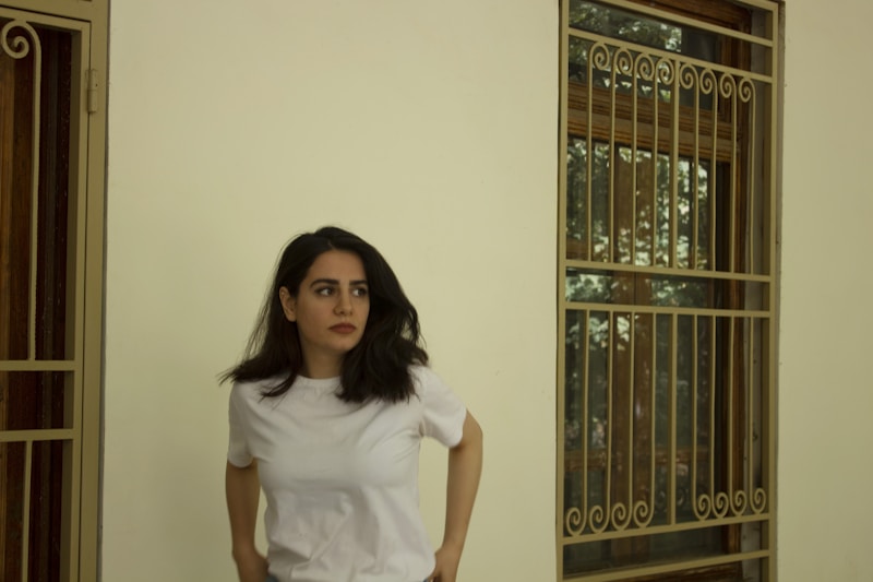 Mujer confiada frente a la ventana