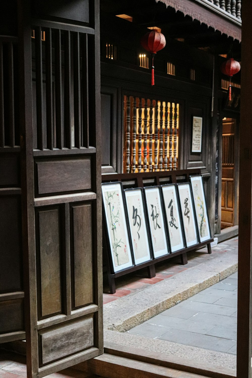 Une photo d’un bâtiment avec une écriture chinoise dessus