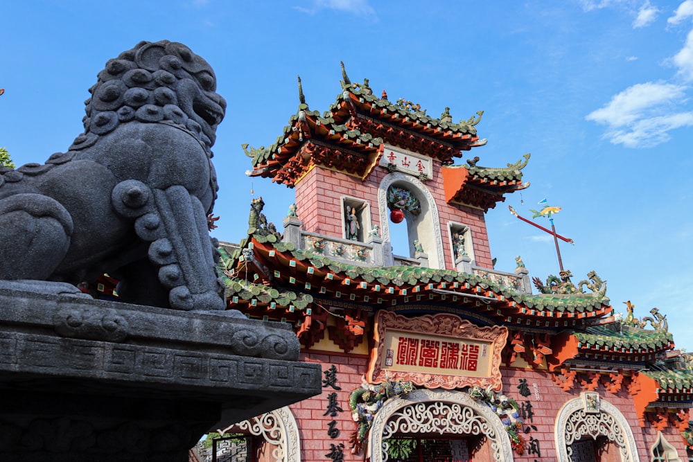 a statue of a lion in front of a building