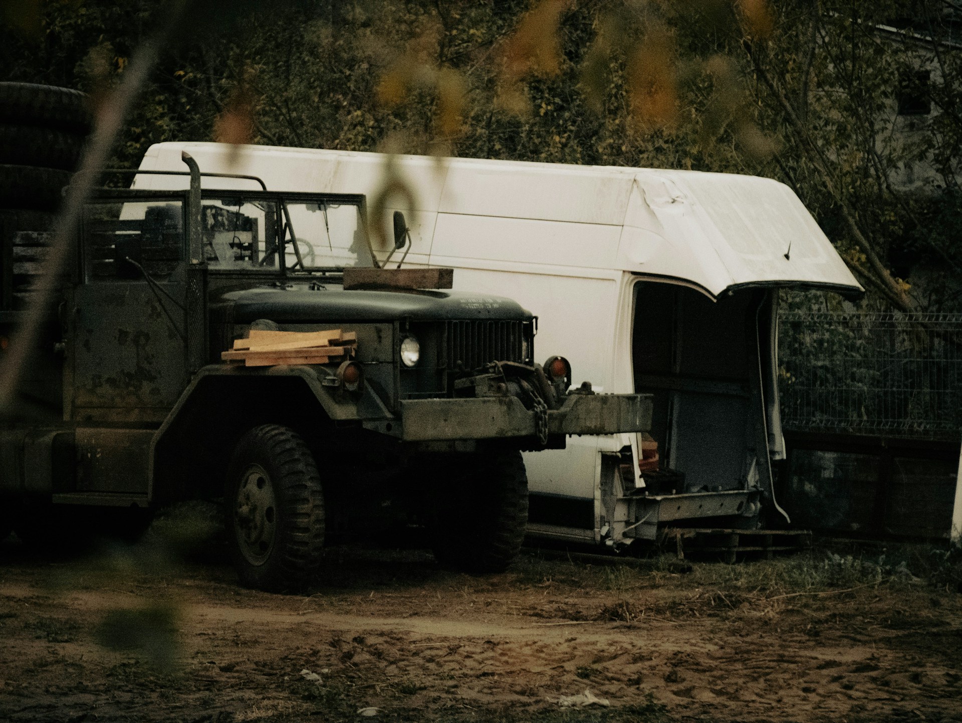 gray computer monitor