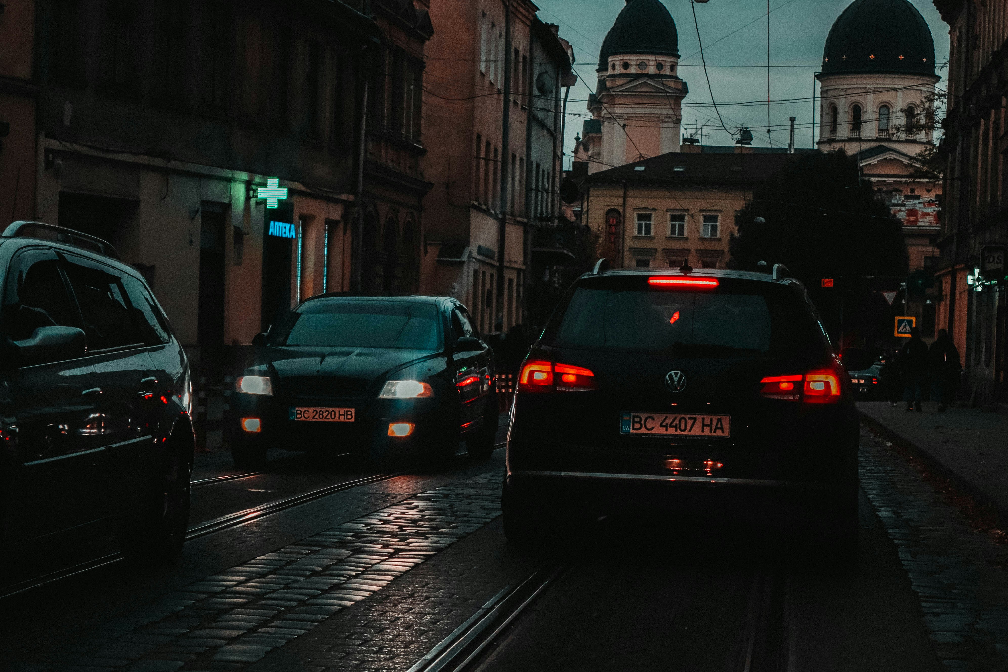 A couple of cars that are sitting in the street photo – Free Car Image ...