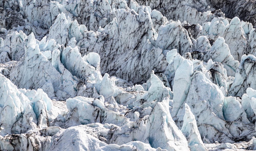 Un gran grupo de formaciones de hielo en las montañas
