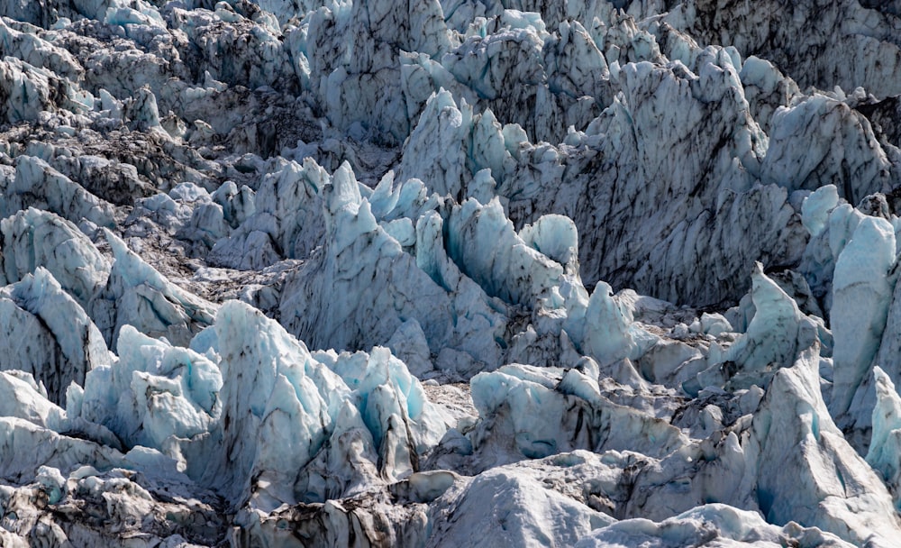 Un gran grupo de formaciones de hielo en las montañas