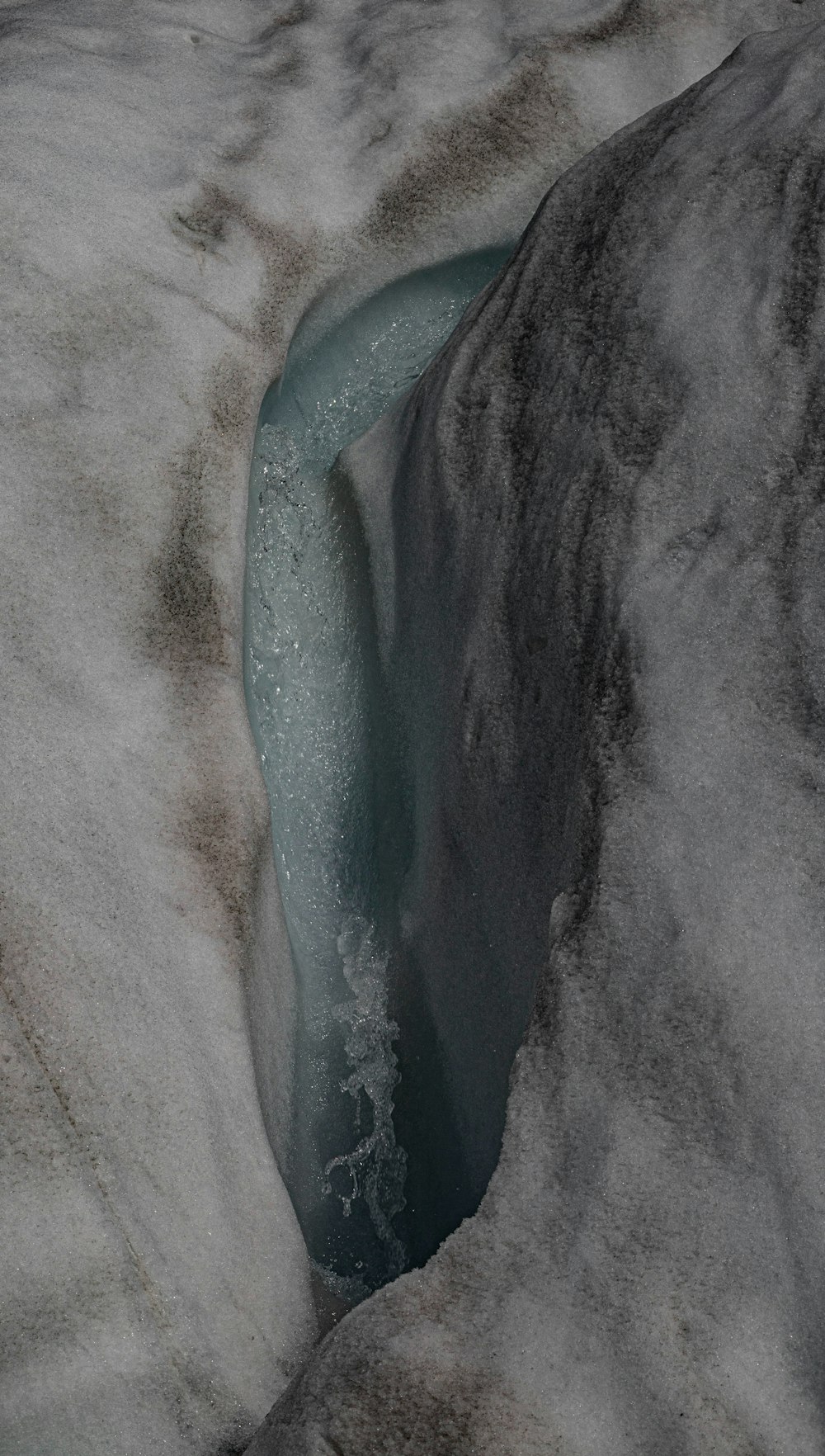 Un hombre está esquiando por una colina nevada