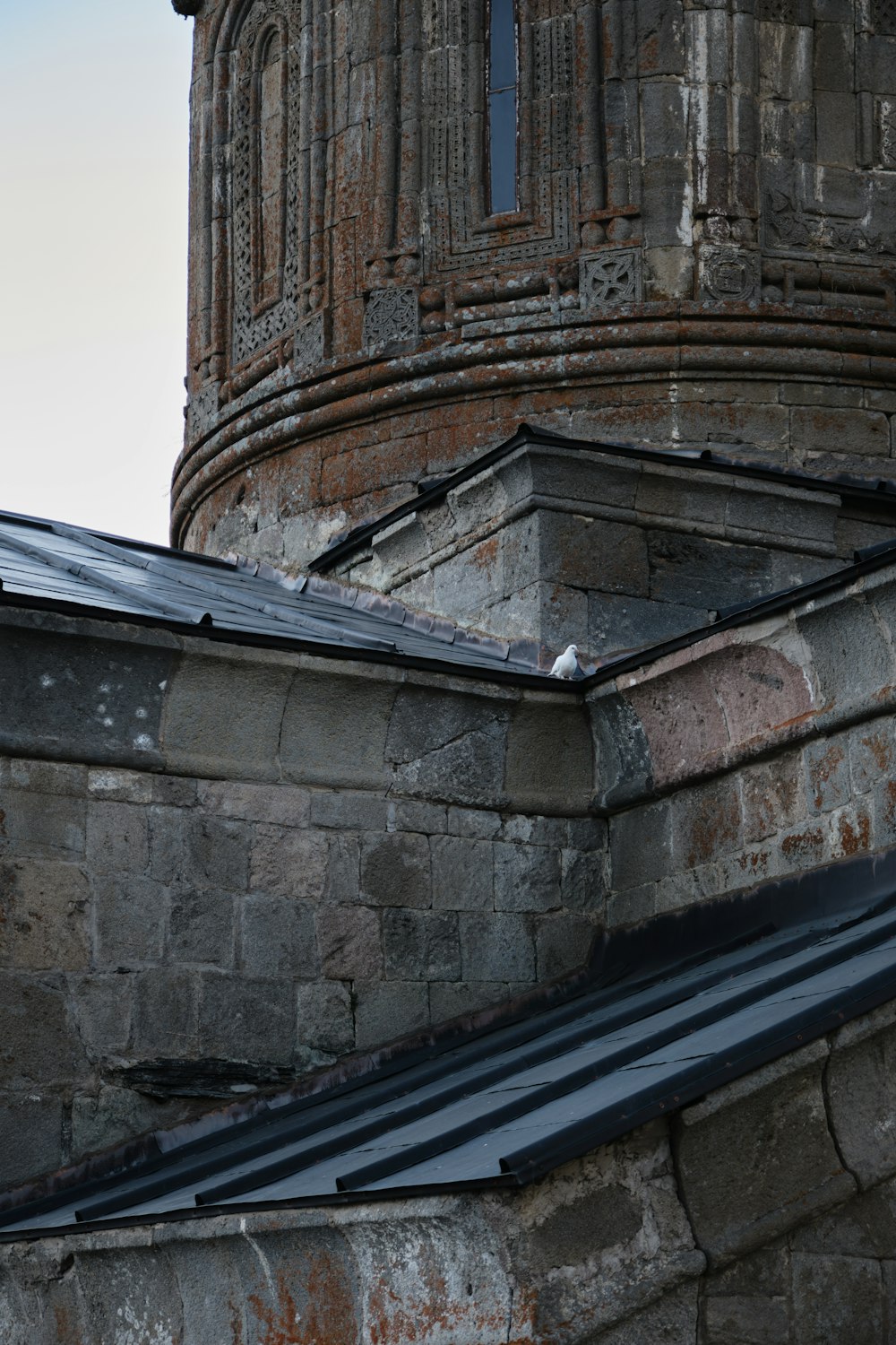 ein altes Backsteingebäude mit einem Glockenturm