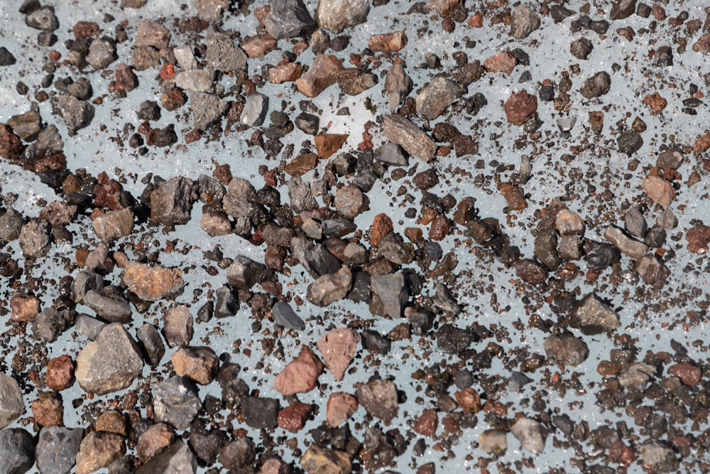 Eine Nahaufnahme von Steinen und Kies auf dem Boden
