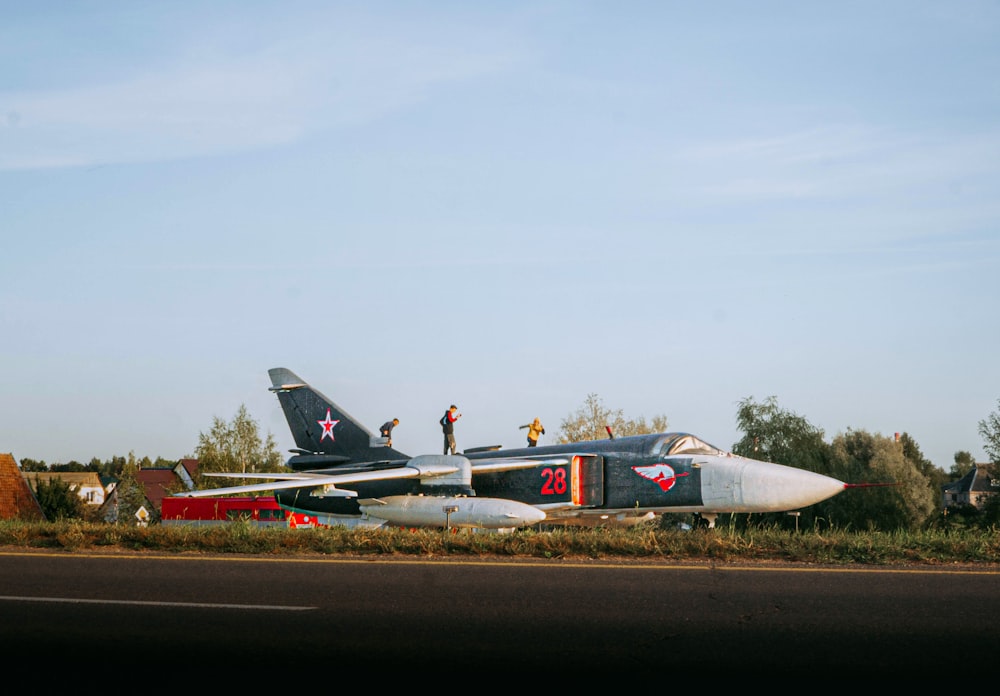 Ein Kampfjet sitzt auf einer Start- und Landebahn eines Flughafens