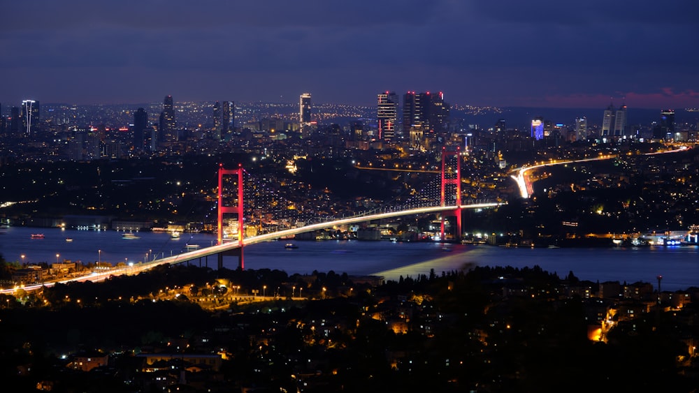 Una vista de una ciudad y un puente por la noche