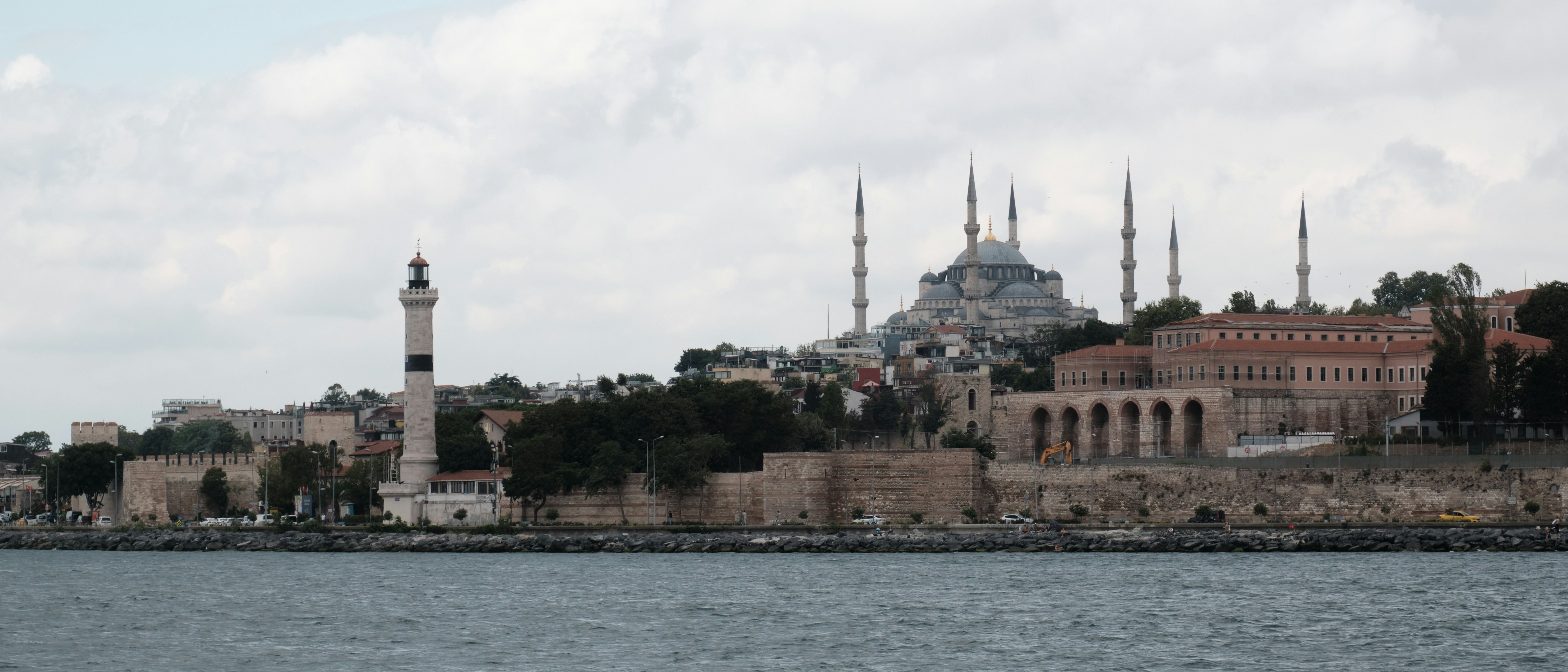 большой водоём со зданием на его поверхности