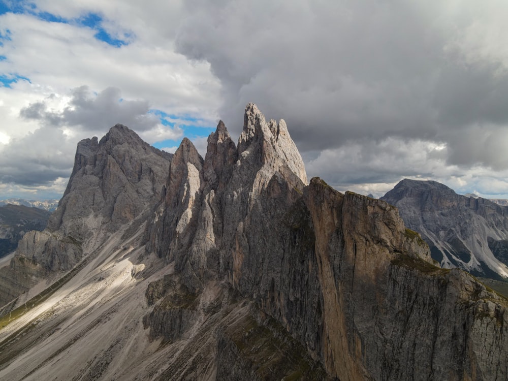 un grupo de montañas con un cielo nublado al fondo