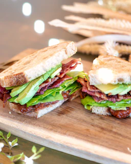 A colorful Aguacateking sandwich with ripe avocado slices and fresh greens.