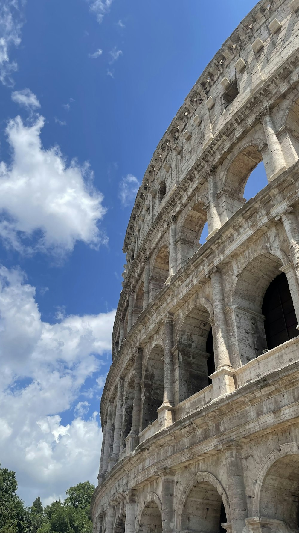 空の背景に大きな石造りの建物