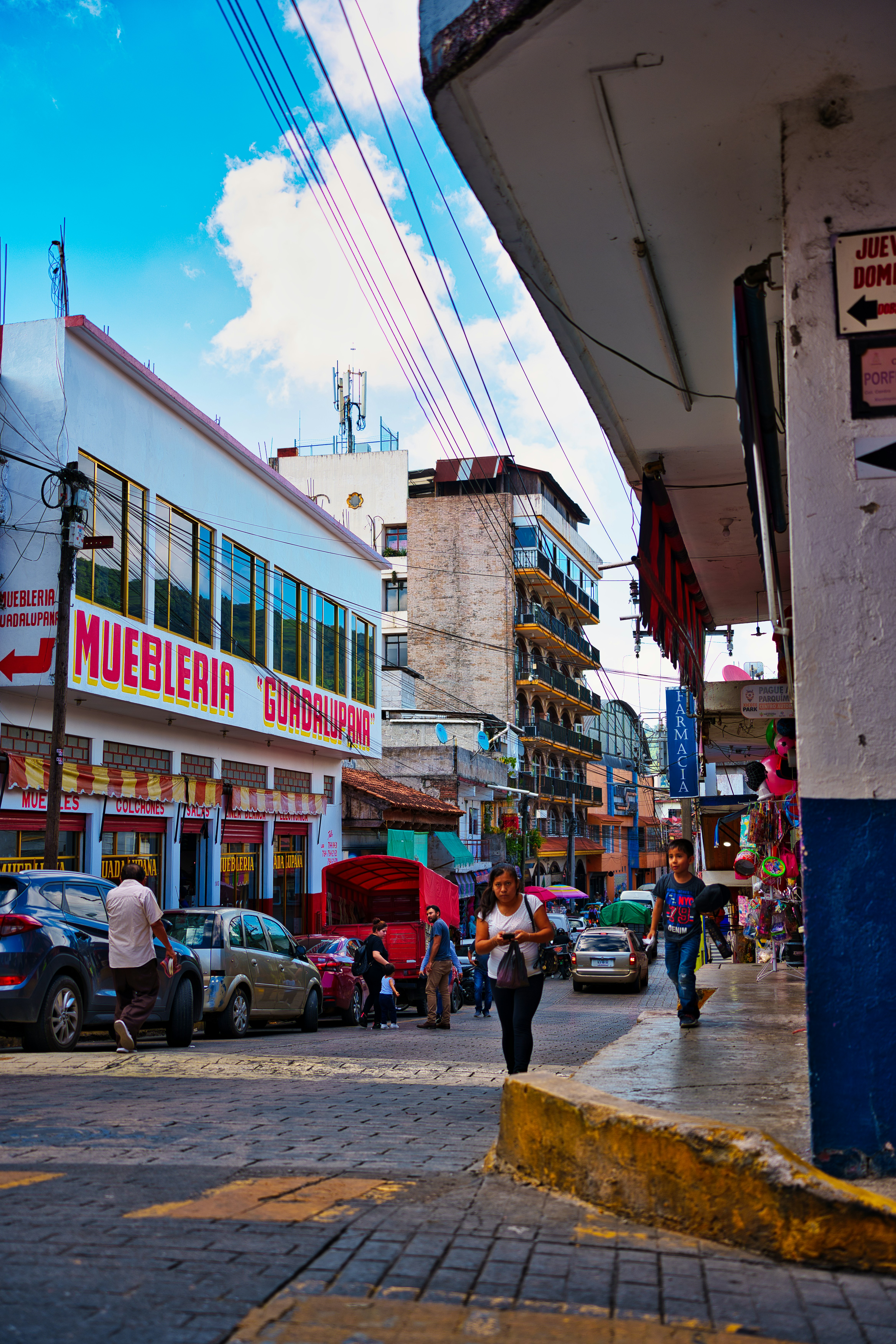 a busy city street filled with lots of traffic