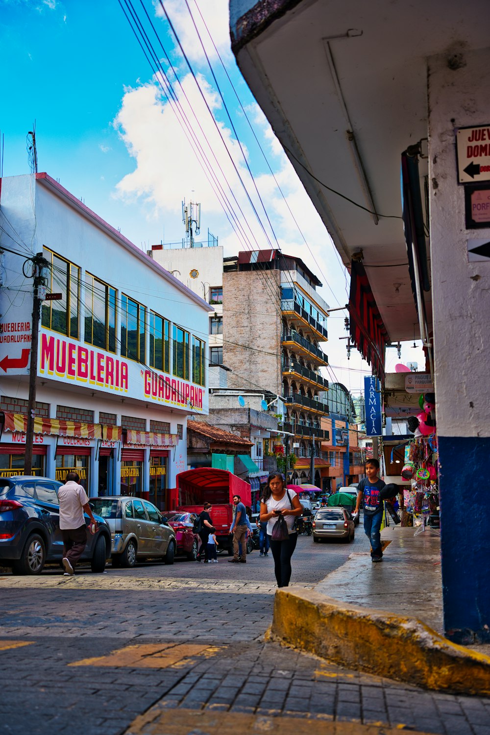 a busy city street filled with lots of traffic