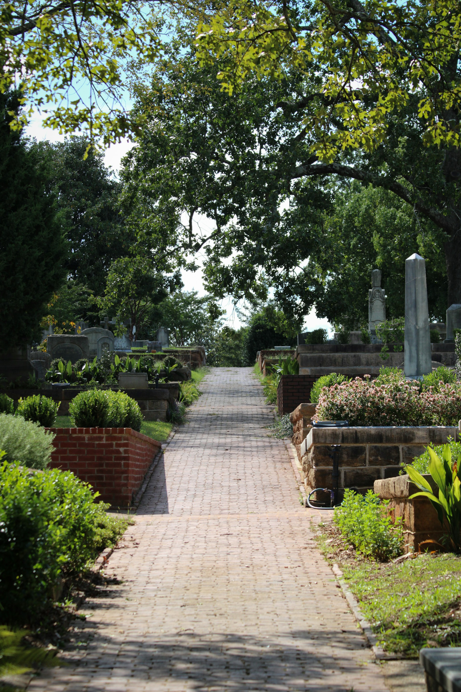 A serene and respectful view of the peaceful garden area at Funérarium Malpeyre in Piegut Pluviers.