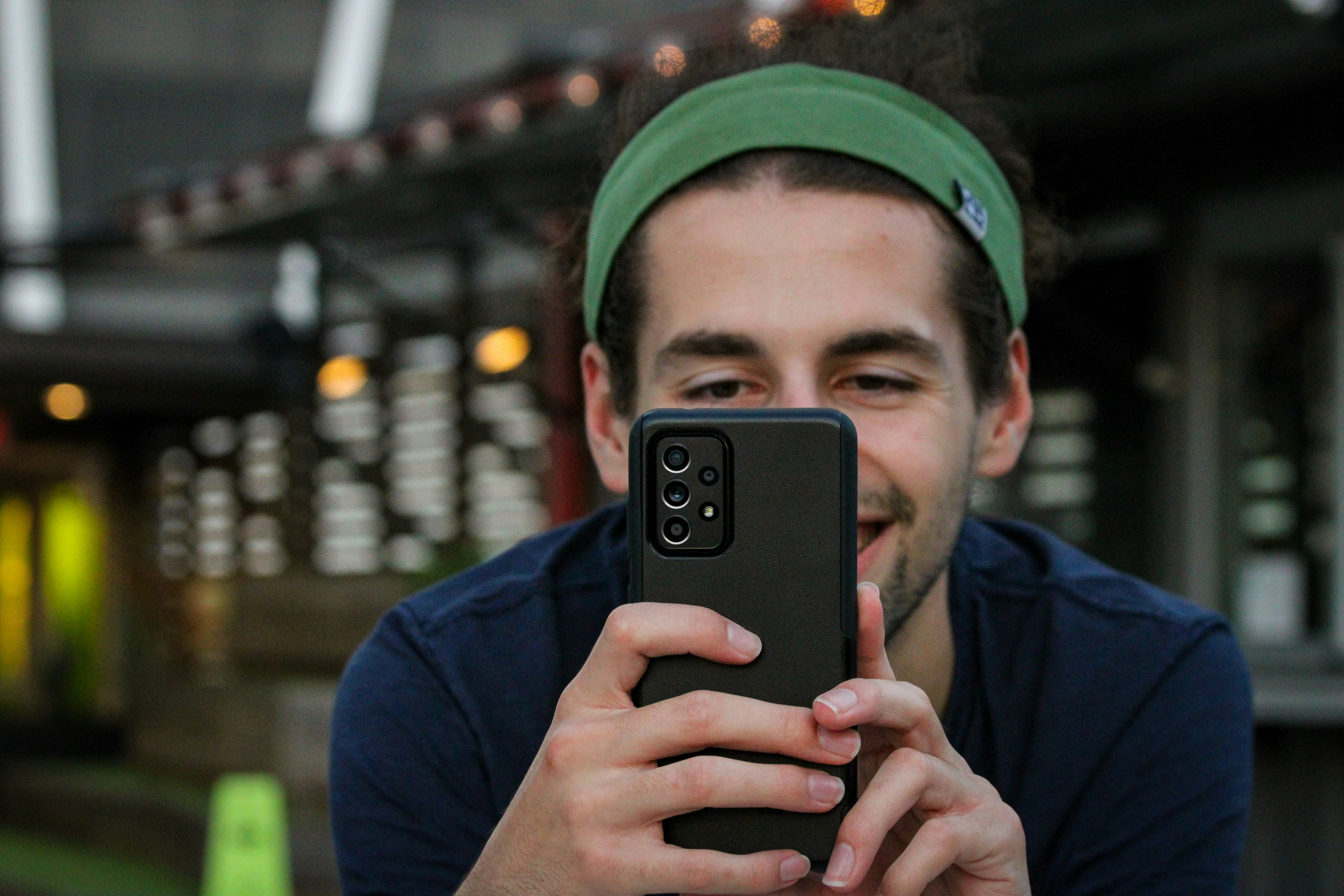 携帯電話で自撮りをする男性