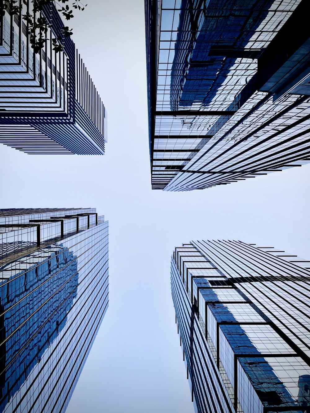un grupo de edificios altos con un fondo de cielo