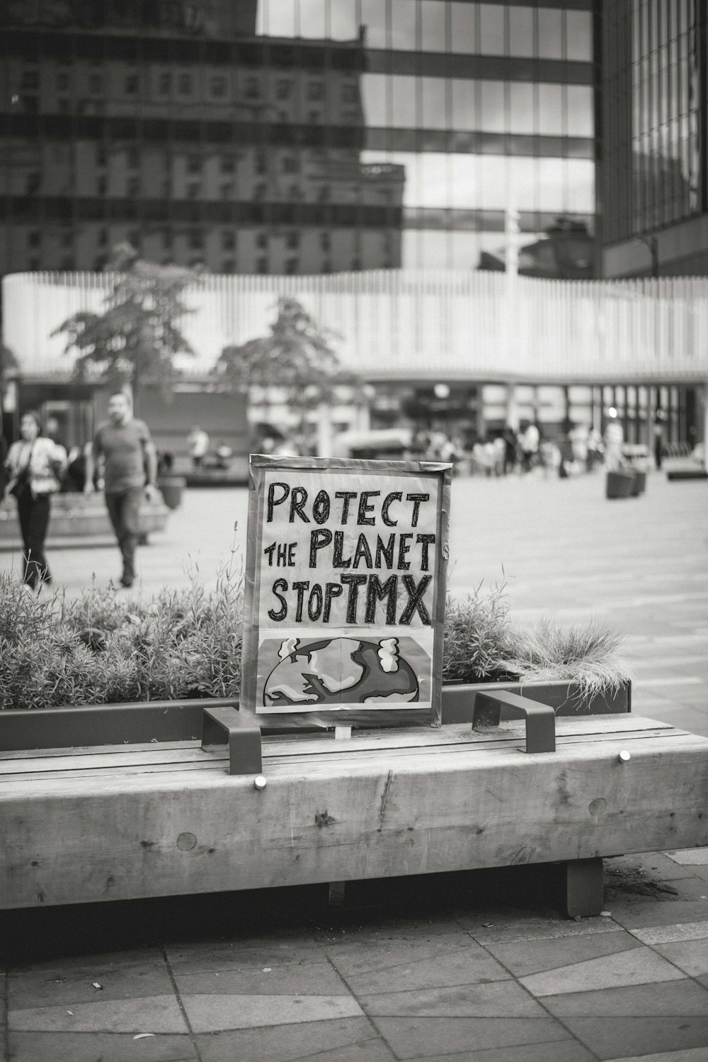 a sign that is sitting on a bench