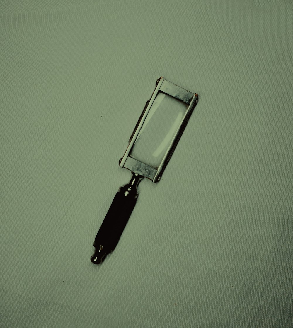 Una foto en blanco y negro de una hoja de afeitar