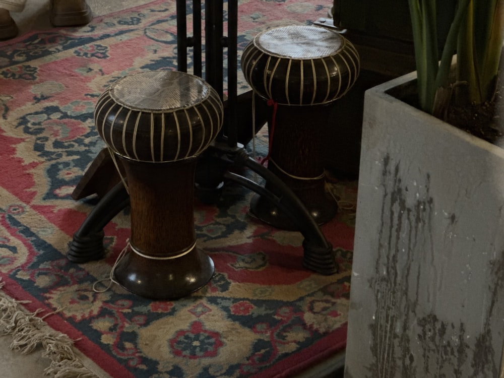양탄자 위에 앉아 있는 두 개의 드럼