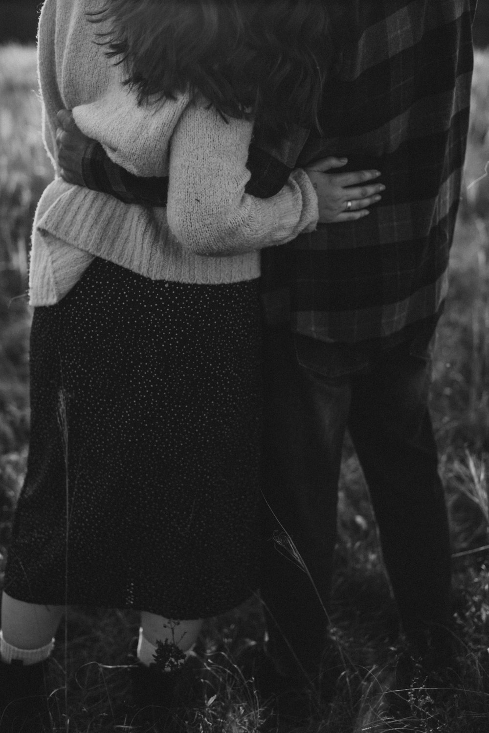 抱きしめているカップルの白黒写真