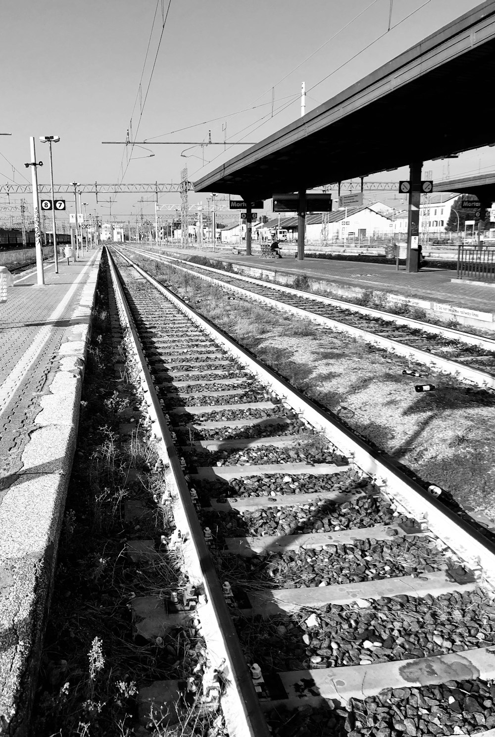 Una foto in bianco e nero di un binario ferroviario