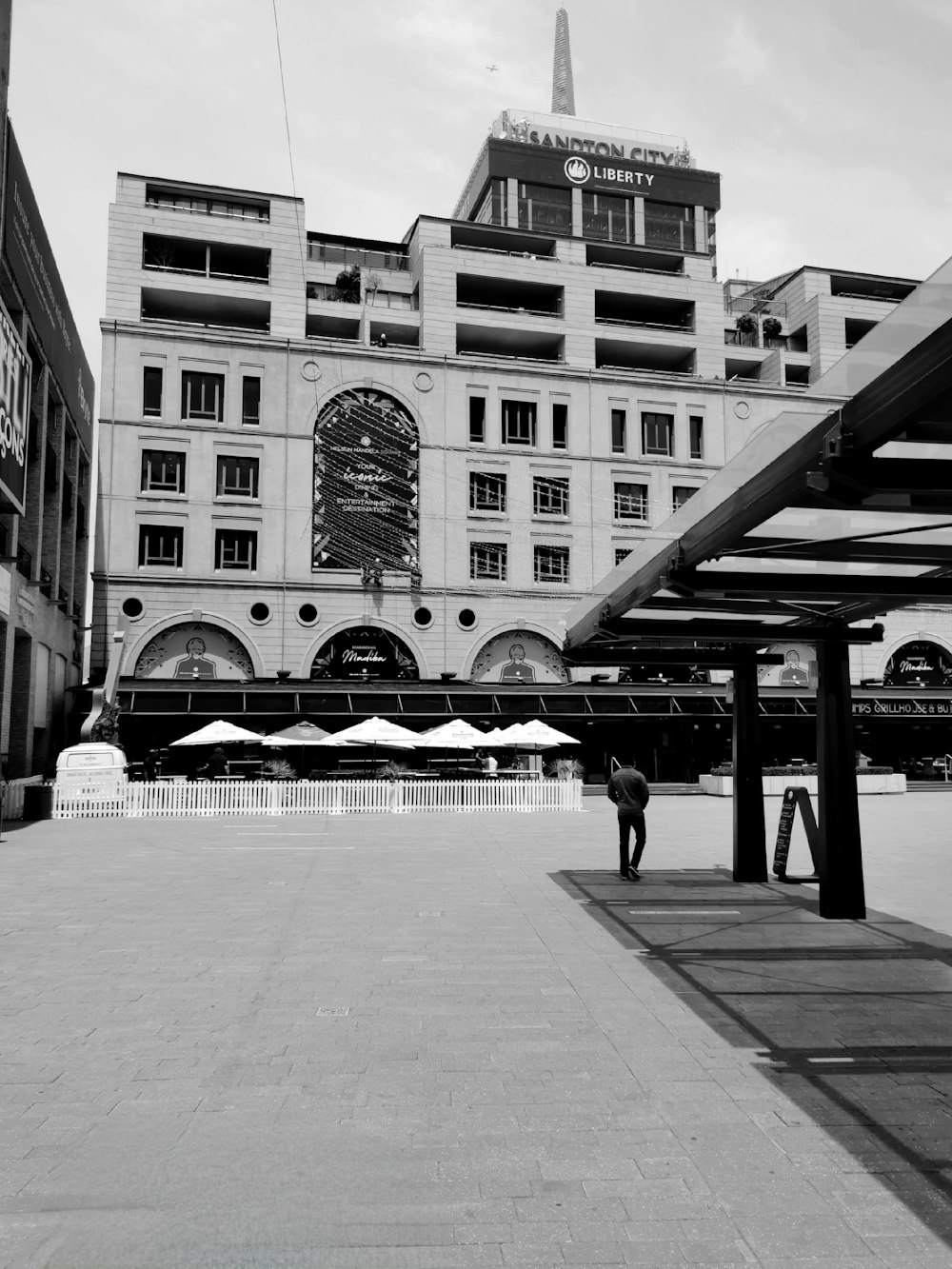 a black and white photo of a large building