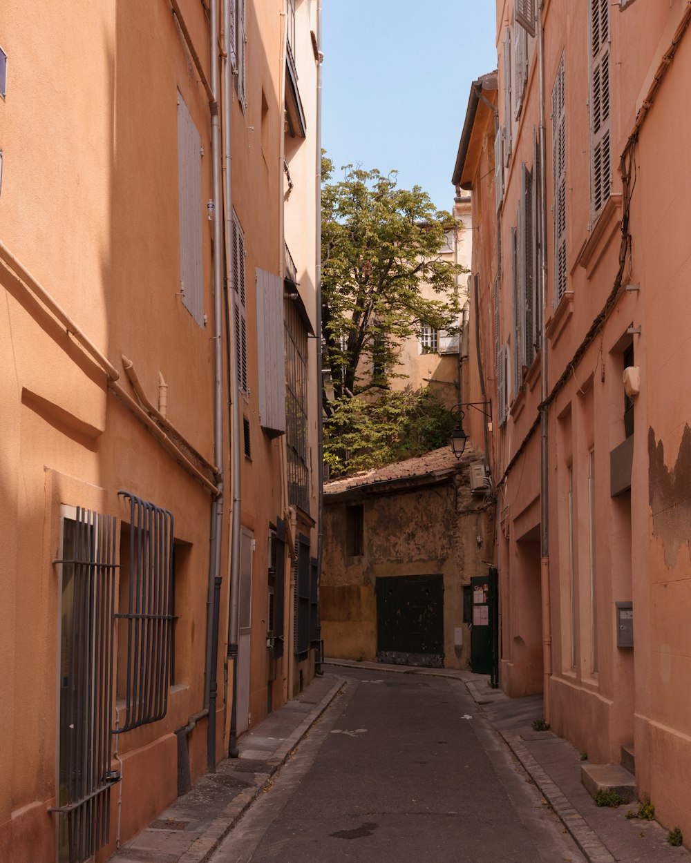 Un estrecho callejón entre dos edificios