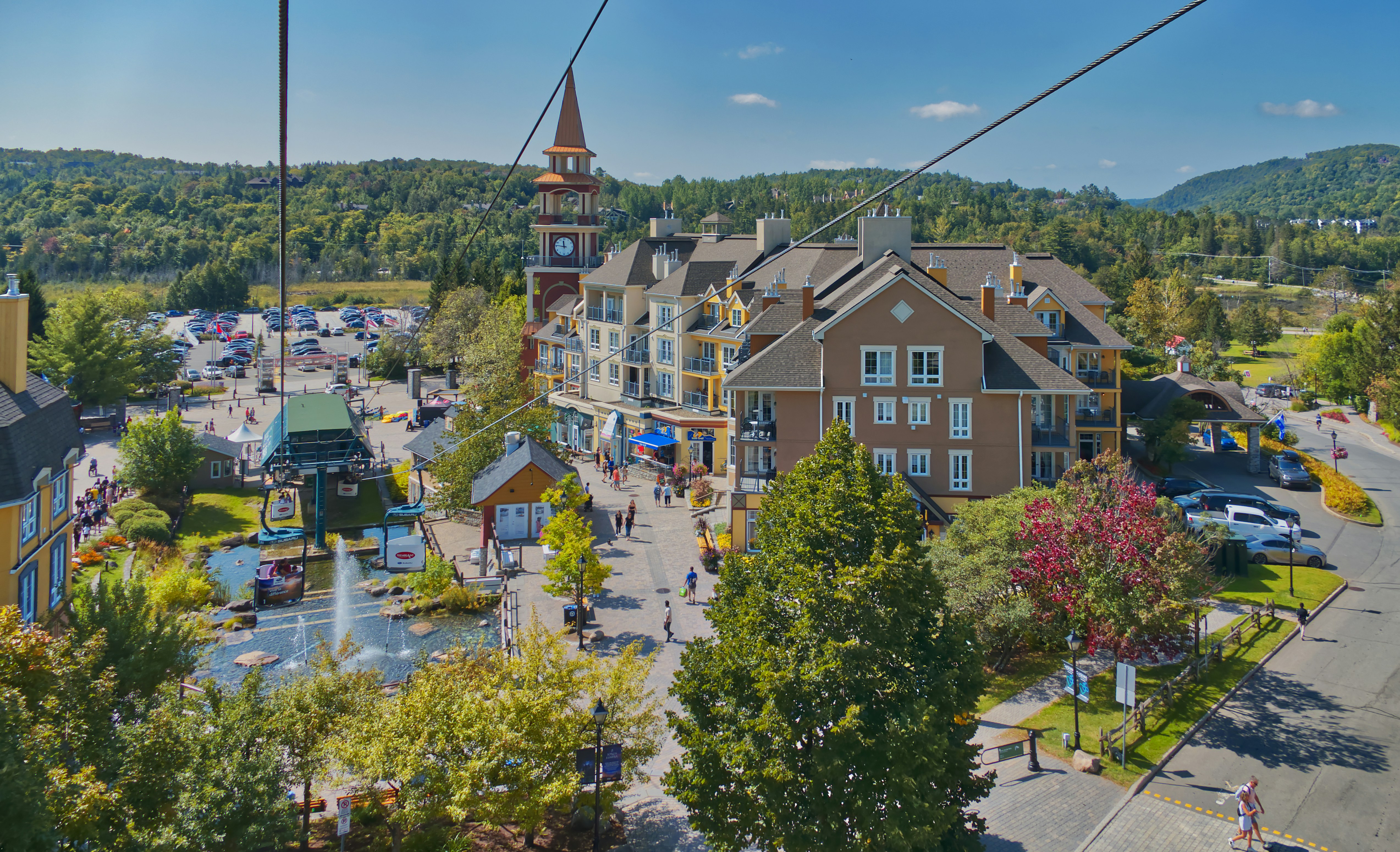 an aerial view of a town with a ski lift, Descente au bas de la station de ski du Mont-Tremblant.