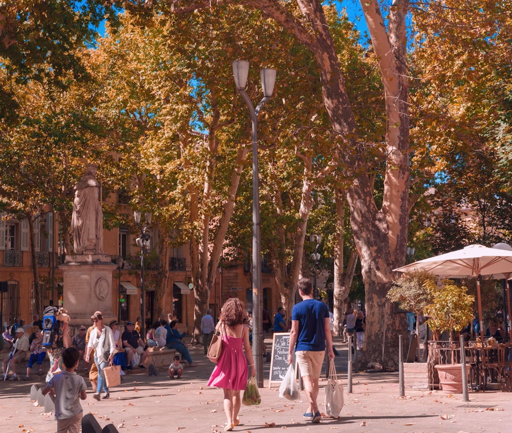 Un grupo de personas caminando por un parque