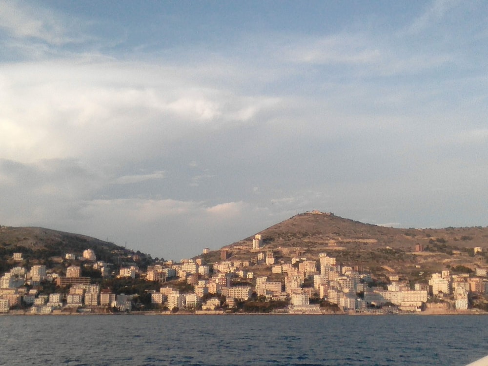 uma vista de uma cidade de um barco na água