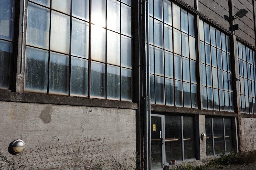 Un edificio alto con muchas ventanas junto a una farola