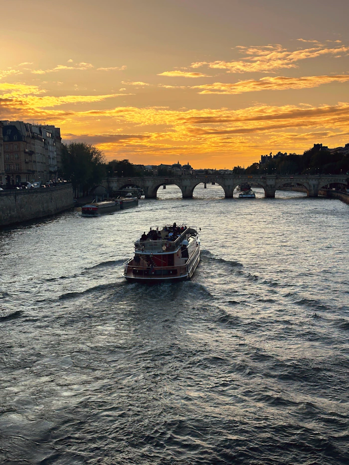 Paris: 3-Course Dinner Cruise on the Seine with Live Music