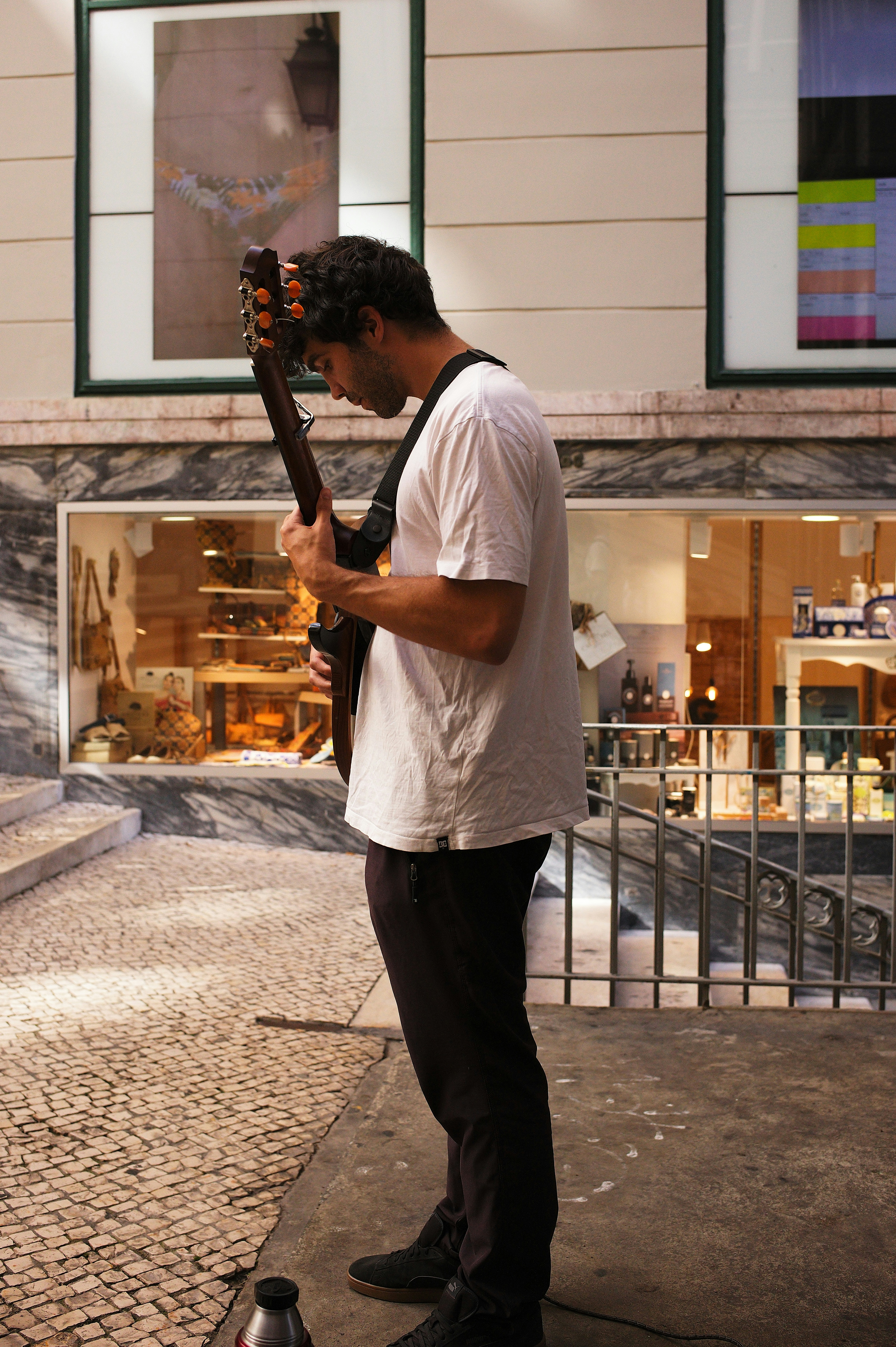 um homem tocando violão na rua