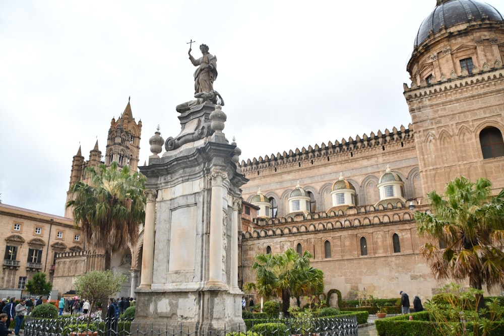 una estatua frente a un gran edificio