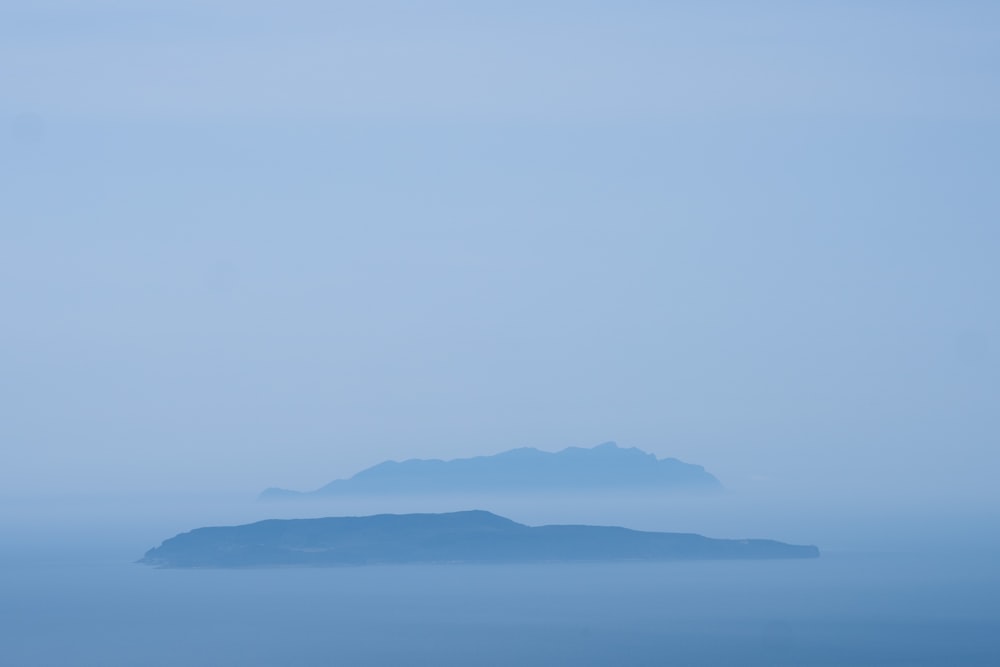 Eine Insel mitten im Ozean an einem nebligen Tag