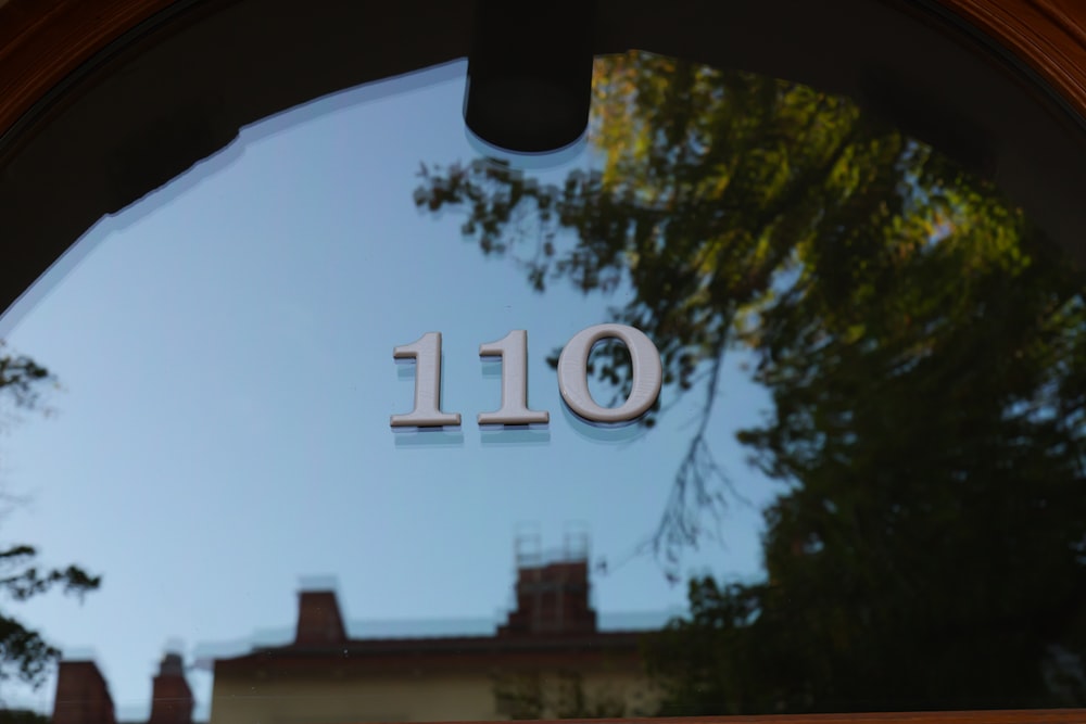 el reflejo de un edificio en una ventana redonda