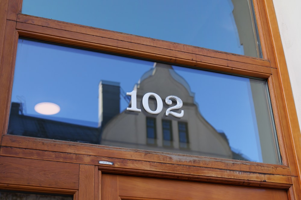 le reflet d’un bâtiment dans la vitre d’une porte