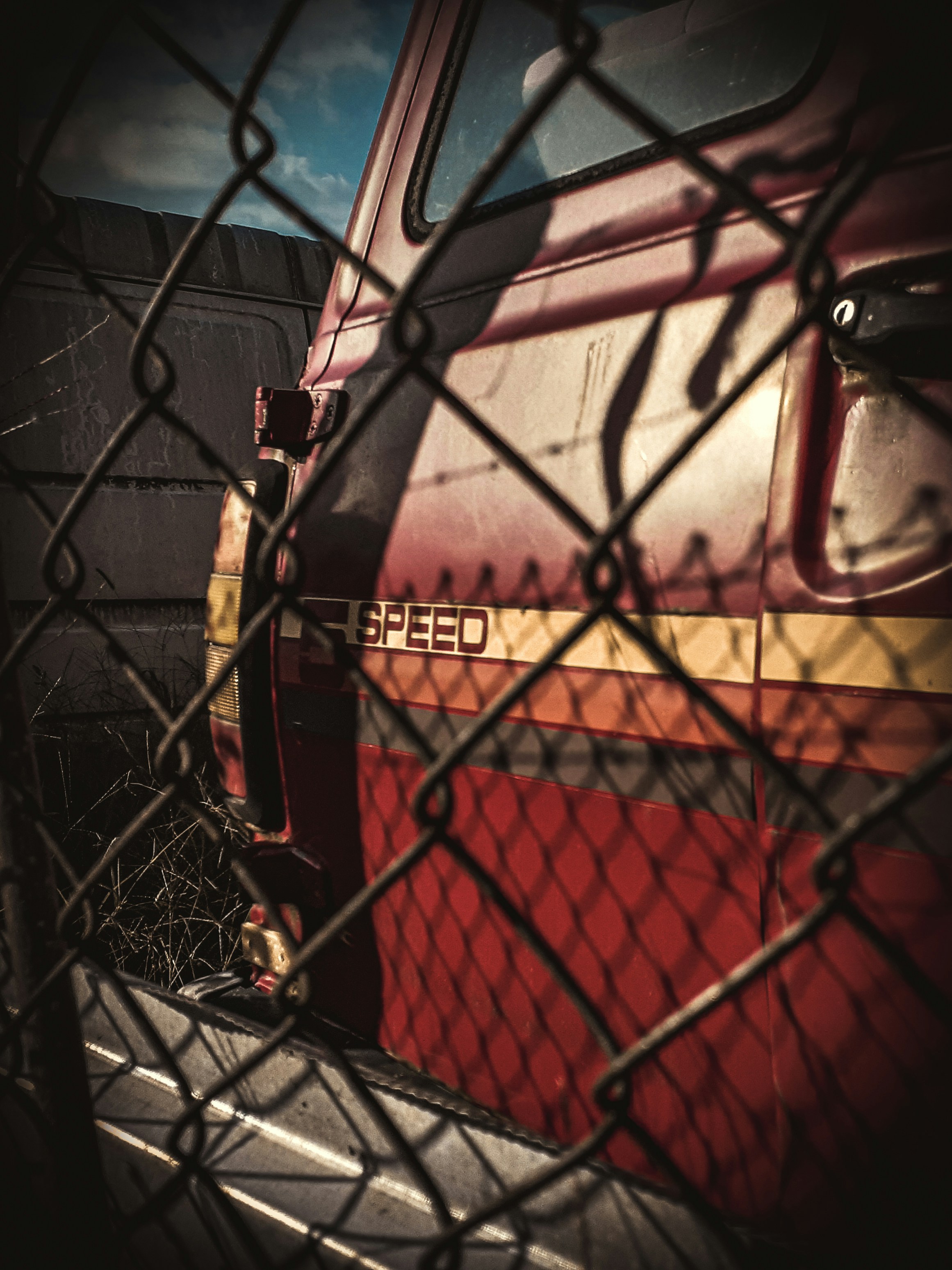 Truk merah di belakang pagar rantai