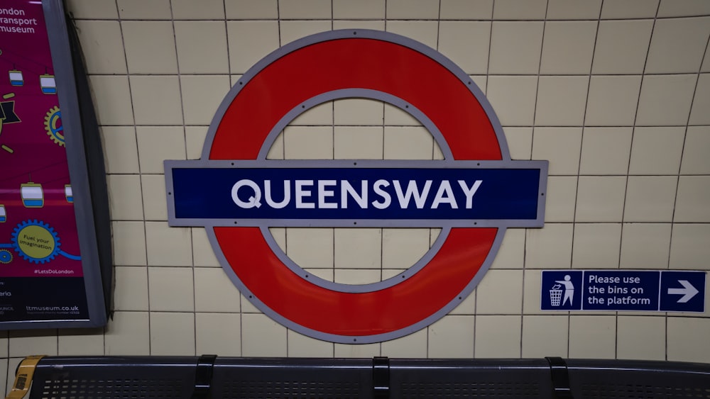 a sign that says queens way on it
