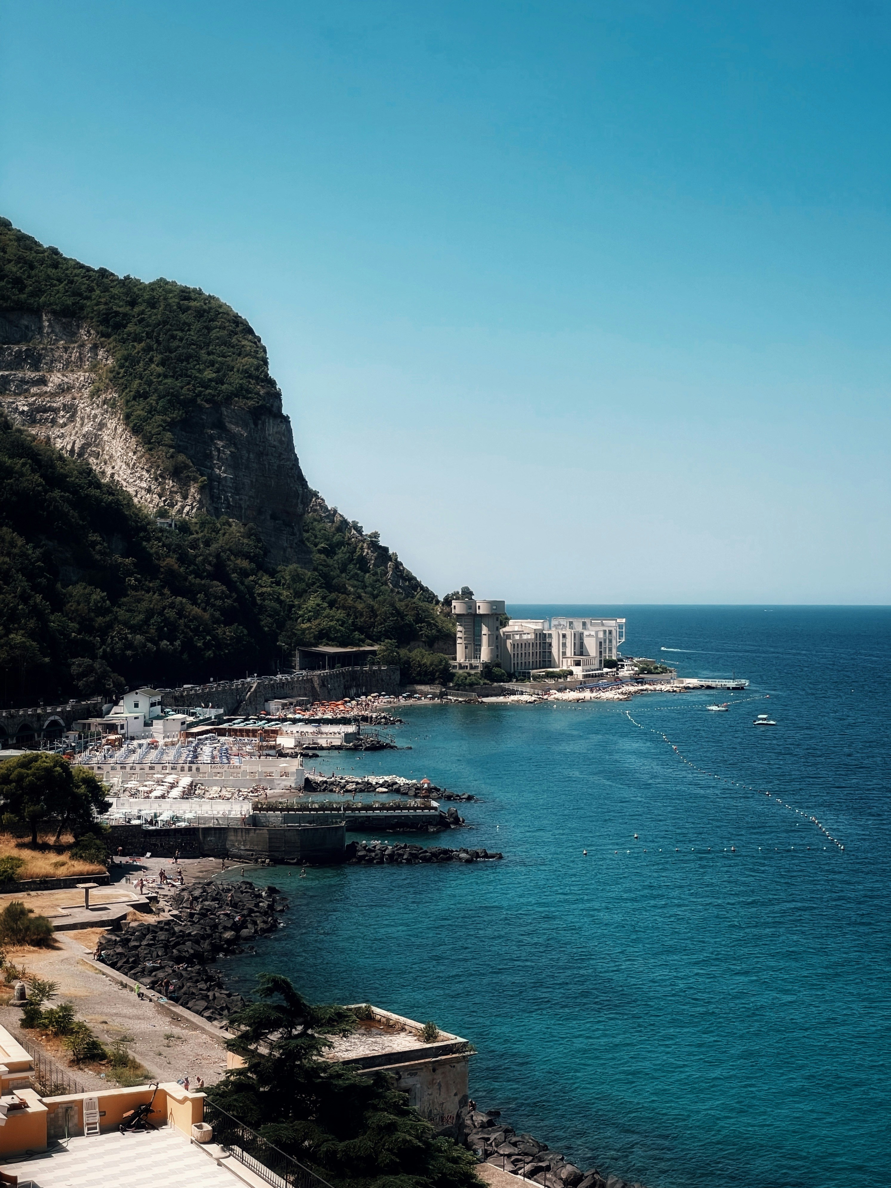 ein Gewässer an einem Berghang