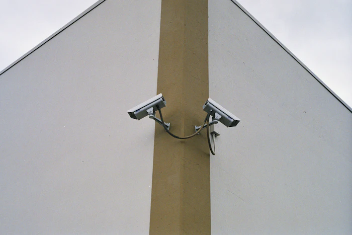 Cámaras de seguridad en la fachada de un edificio