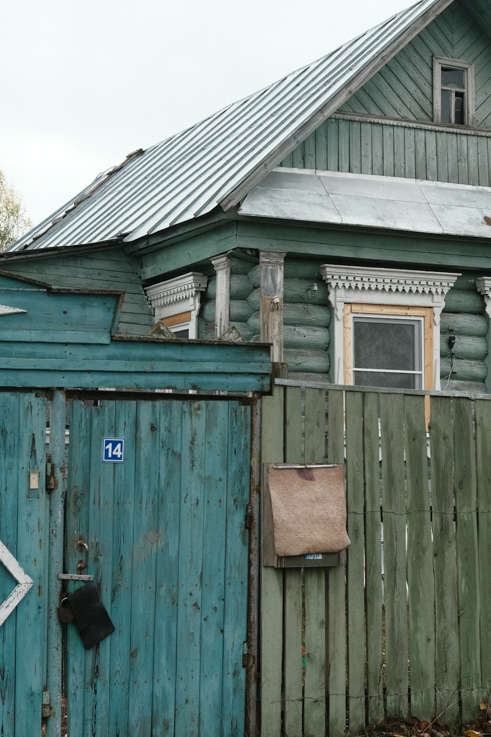 una vecchia casa di legno con un tetto di metallo